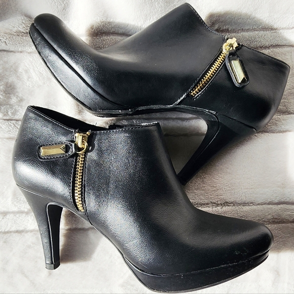 Liz Claiborne Shoes - Liz Claiborne booties Sz 6